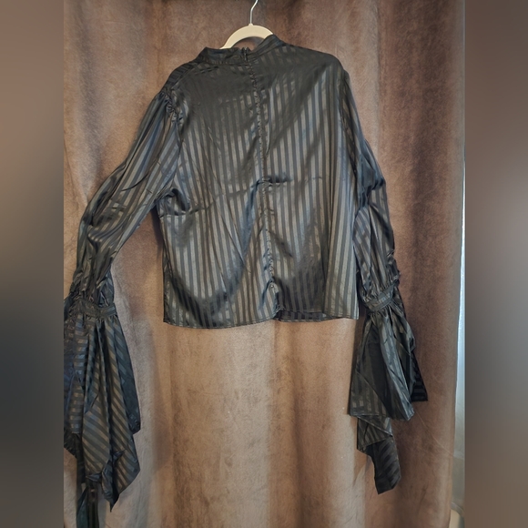 Fashion Nova 2 xl bell sleeve top - Picture 3 of 4